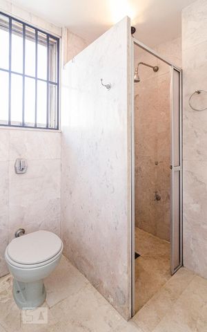 Casa para alugar com 231m², 3 quartos e 4 vagas Casa para alugar com 231m², 3 quartos e 4 vagasBanheiro da suíte 1