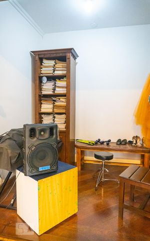 Casa à venda com 230m², 4 quartos e 3 vagas Casa à venda com 230m², 4 quartos e 3 vagasSaleta