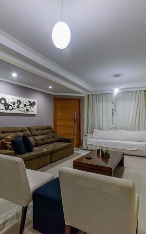 Casa à venda com 300m², 4 quartos e 2 vagas Casa à venda com 300m², 4 quartos e 2 vagasSala