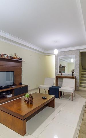Casa à venda com 300m², 4 quartos e 2 vagas Casa à venda com 300m², 4 quartos e 2 vagasSala