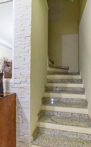 Casa à venda com 300m², 4 quartos e 2 vagas Casa à venda com 300m², 4 quartos e 2 vagasCorredor