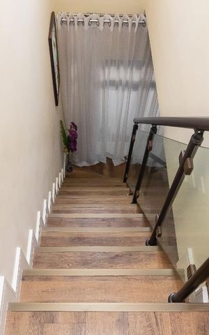 Casa à venda com 136m², 3 quartos e 2 vagasEscada
