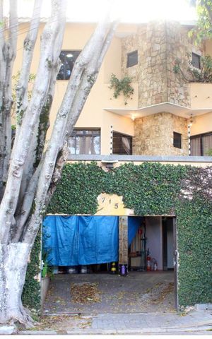 Casa à venda com 220m², 3 quartos e 4 vagas Casa à venda com 220m², 3 quartos e 4 vagasFachada