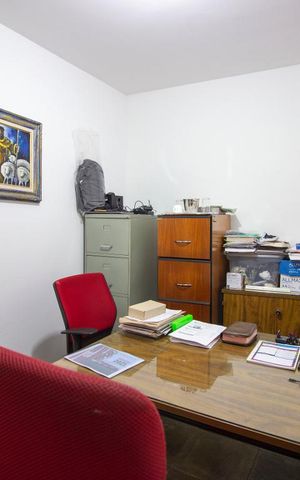 Casa à venda com 330m², 3 quartos e 2 vagasEscritório