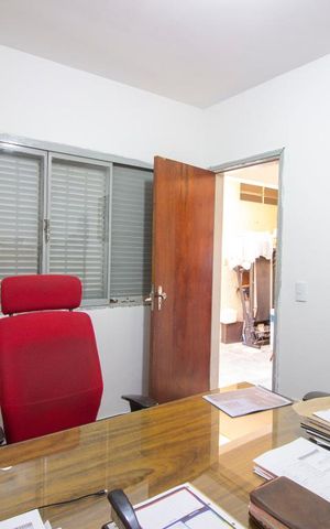 Casa à venda com 330m², 3 quartos e 2 vagasEscritório