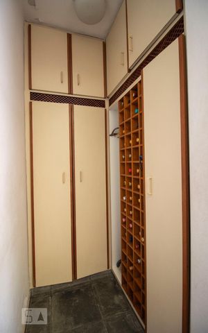 Casa à venda com 330m², 3 quartos e 2 vagasAdega