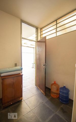 Casa à venda com 330m², 3 quartos e 2 vagasQuarto de Serviço