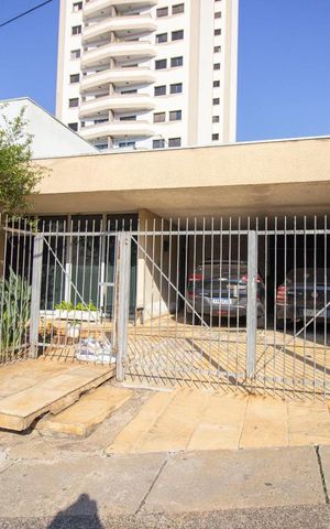 Casa à venda com 330m², 3 quartos e 2 vagasFachada