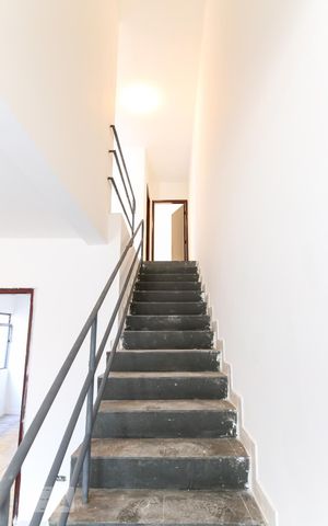 Casa para alugar com 160m², 3 quartos e 2 vagasEscada