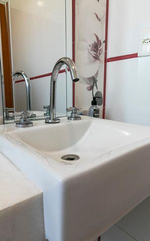 Casa à venda com 340m², 3 quartos e 8 vagasBanheiro da Suíte 3 - Pia