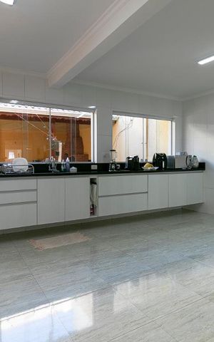 Casa à venda com 340m², 3 quartos e 8 vagasCozinha