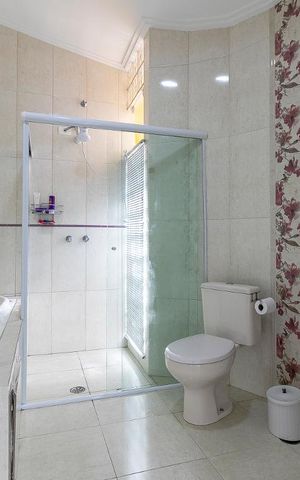 Casa à venda com 340m², 3 quartos e 8 vagasBanheiro da Suíte 1
