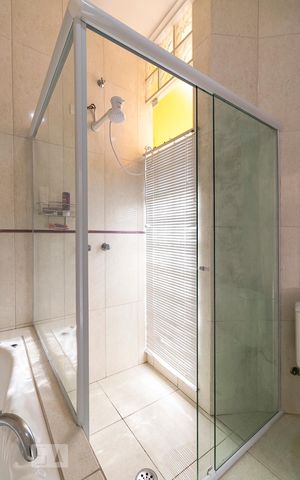 Casa à venda com 340m², 3 quartos e 8 vagasBanheiro da Suíte 1 - Box