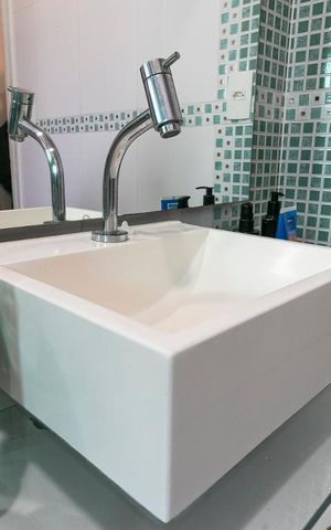 Casa à venda com 340m², 3 quartos e 8 vagasBanheiro da Suíte 2 - Pia