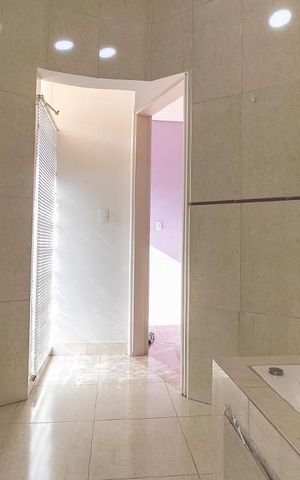 Casa à venda com 340m², 3 quartos e 8 vagasBanheiro da Suíte 1