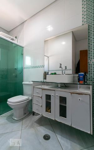 Casa à venda com 340m², 3 quartos e 8 vagasBanheiro da Suíte 2