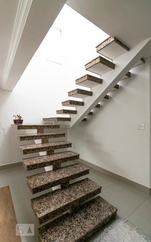 Casa à venda com 340m², 3 quartos e 8 vagasEscadas