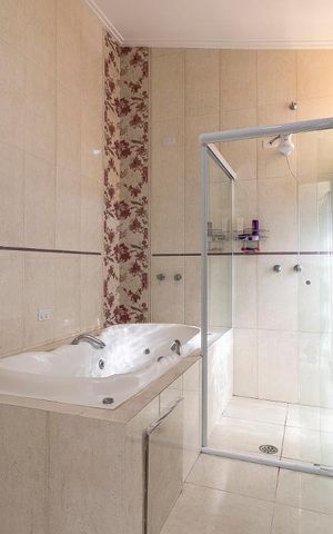 Casa à venda com 340m², 3 quartos e 8 vagasBanheiro da Suíte 1