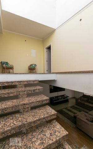 Casa à venda com 340m², 3 quartos e 8 vagasEscadas