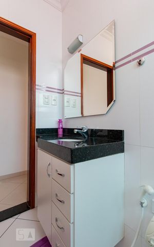 Casa à venda com 210m², 3 quartos e 2 vagas Casa à venda com 210m², 3 quartos e 2 vagasBanheiro 1