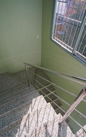 Casa à venda com 270m², 5 quartos e 2 vagasEscada para o primeiro andar