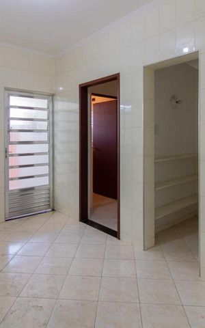 Casa à venda com 200m², 3 quartos e 3 vagas Casa à venda com 200m², 3 quartos e 3 vagasCozinha