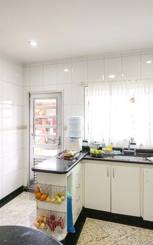 Casa à venda com 130m², 4 quartos e 2 vagas Casa à venda com 130m², 4 quartos e 2 vagasCozinha