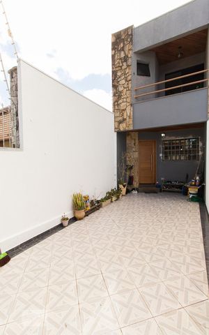 Casa à venda com 140m², 3 quartos e 2 vagasFrente 