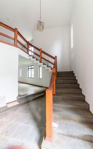 Casa à venda com 340m², 4 quartos e 4 vagas Casa à venda com 340m², 4 quartos e 4 vagasEscada