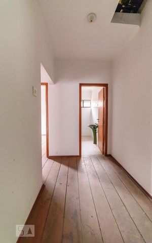 Casa à venda com 340m², 4 quartos e 4 vagas Casa à venda com 340m², 4 quartos e 4 vagasCorredor