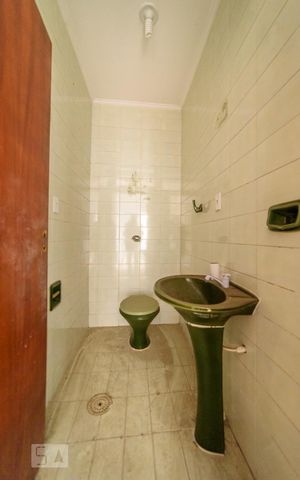 Casa à venda com 340m², 4 quartos e 4 vagas Casa à venda com 340m², 4 quartos e 4 vagasBanheiro