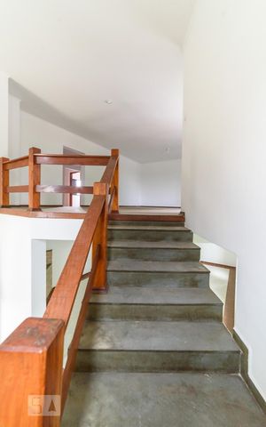 Casa à venda com 340m², 4 quartos e 4 vagas Casa à venda com 340m², 4 quartos e 4 vagasEscada