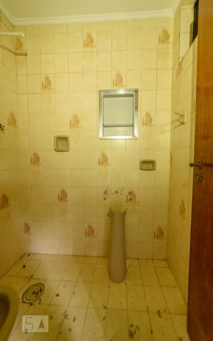 Casa à venda com 340m², 4 quartos e 4 vagas Casa à venda com 340m², 4 quartos e 4 vagasBanheiro de Serviço