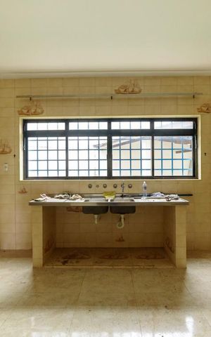 Casa à venda com 340m², 4 quartos e 4 vagas Casa à venda com 340m², 4 quartos e 4 vagasCozinha