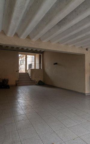 Casa à venda com 400m², 4 quartos e 6 vagasFachada
