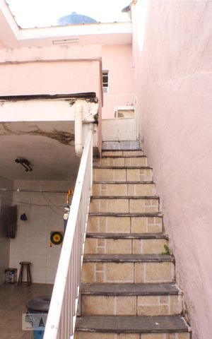 Casa à venda com 140m², 4 quartos e 3 vagas Casa à venda com 140m², 4 quartos e 3 vagasEscada