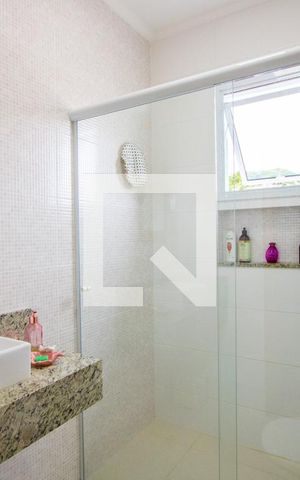 Casa à venda com 370m², 5 quartos e 6 vagasBanheiro do quarto 3