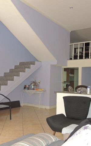 Casa à venda com 300m², 4 quartos e 3 vagas Casa à venda com 300m², 4 quartos e 3 vagasSala