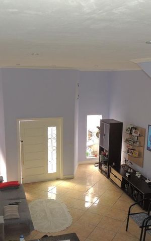 Casa à venda com 300m², 4 quartos e 3 vagas Casa à venda com 300m², 4 quartos e 3 vagasSala