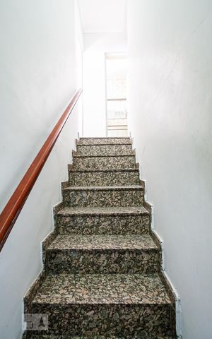 Casa para alugar com 209m², 3 quartos e 2 vagas Casa para alugar com 209m², 3 quartos e 2 vagasEscada