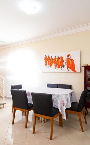 Casa para alugar com 242m², 3 quartos e 8 vagas Casa para alugar com 242m², 3 quartos e 8 vagasSala
