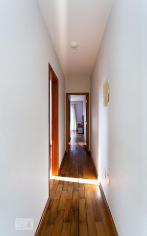Casa para alugar com 242m², 3 quartos e 8 vagas Casa para alugar com 242m², 3 quartos e 8 vagasCorredor