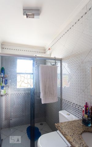 Casa para alugar com 242m², 3 quartos e 8 vagas Casa para alugar com 242m², 3 quartos e 8 vagasBanheiro da Suíte 1