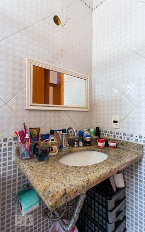 Casa para alugar com 242m², 3 quartos e 8 vagas Casa para alugar com 242m², 3 quartos e 8 vagasBanheiro da Suíte 1
