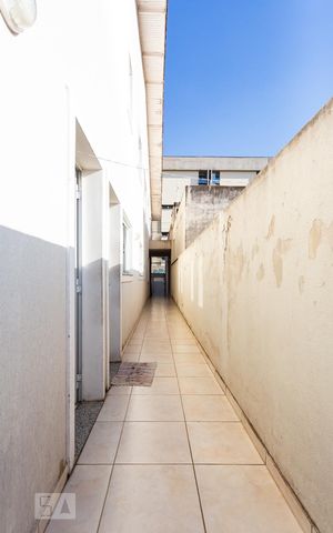 Casa para alugar com 242m², 3 quartos e 8 vagas Casa para alugar com 242m², 3 quartos e 8 vagasCorredor