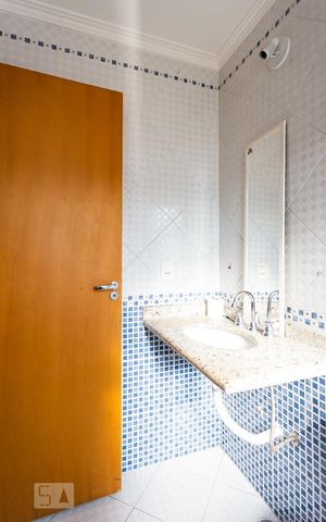 Casa para alugar com 242m², 3 quartos e 8 vagas Casa para alugar com 242m², 3 quartos e 8 vagasBanheiro da Suíte 2