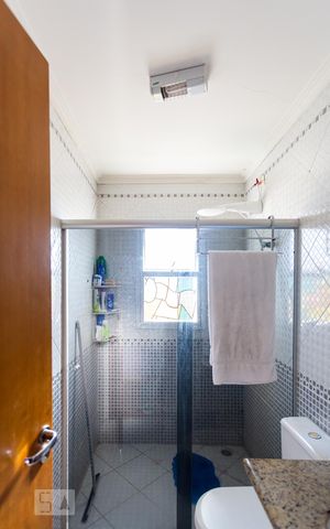 Casa para alugar com 242m², 3 quartos e 8 vagas Casa para alugar com 242m², 3 quartos e 8 vagasBanheiro da Suíte 1