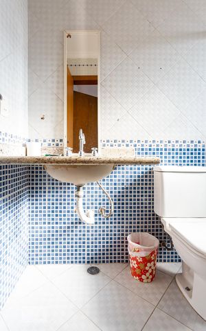 Casa para alugar com 242m², 3 quartos e 8 vagas Casa para alugar com 242m², 3 quartos e 8 vagasBanheiro da Suíte 2