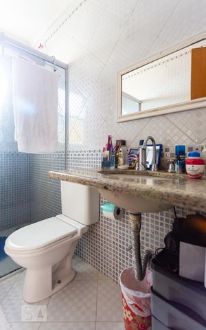 Casa para alugar com 242m², 3 quartos e 8 vagas Casa para alugar com 242m², 3 quartos e 8 vagasBanheiro da Suíte 1