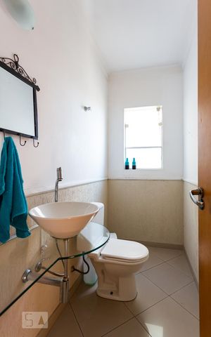 Casa para alugar com 242m², 3 quartos e 8 vagas Casa para alugar com 242m², 3 quartos e 8 vagasLavabo